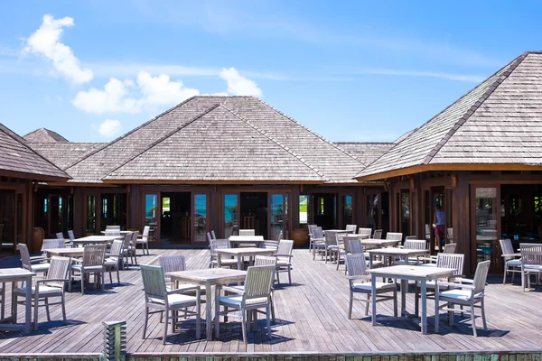 Yaz boş açık hava restaurant egzotik ada, deniz kenarında — Stok fotoğraf
