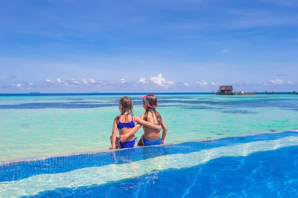 Adorables petites filles jouant dans la piscine extérieure — Photo