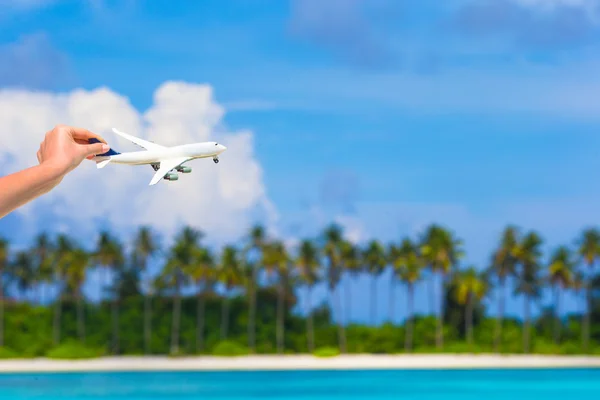 Piccolo aereo bianco sullo sfondo di mare turchese e palme — Foto Stock