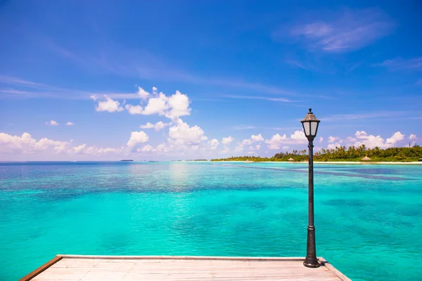 Spiaggia bianca perfetta con acqua turchese sull'isola ideale — Foto Stock