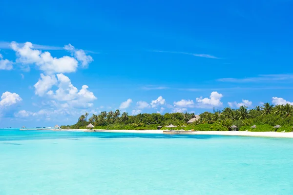 Belle plage de sable blanc et océan Indien — Photo