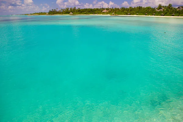 Идеальная бирюзовая вода на экзотическом острове — стоковое фото