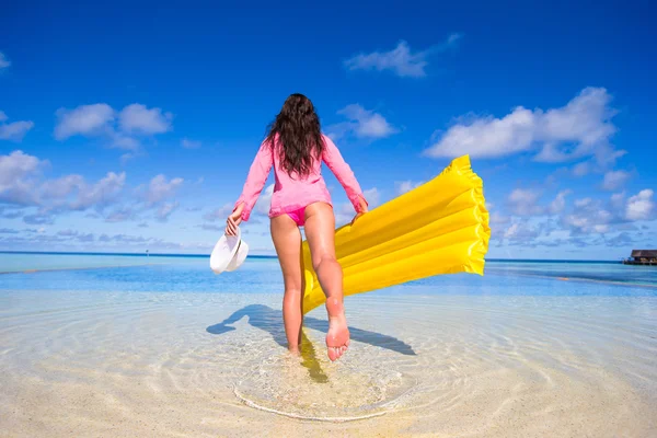 Junge glückliche Frau hat Spaß mit Luftmatratze im Schwimmbad — Stockfoto