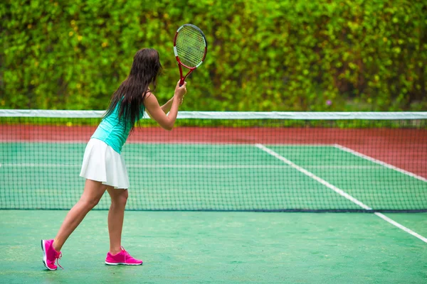 Junge Sportlerin spielt im Tropenurlaub Tennis — Stockfoto