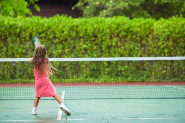 Küçük kız sahada tenis oynamaya — Stok fotoğraf