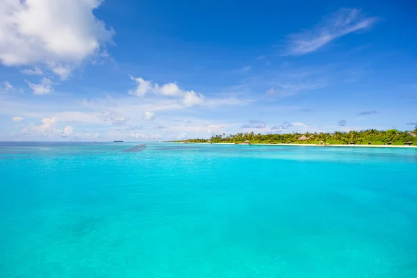 Idyllischer tropischer Strand mit weißem Sand und perfektem türkisfarbenem Wasser — Stockfoto