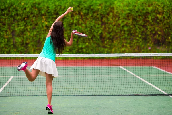 Junge Sportlerin spielt im Tropenurlaub Tennis — Stockfoto