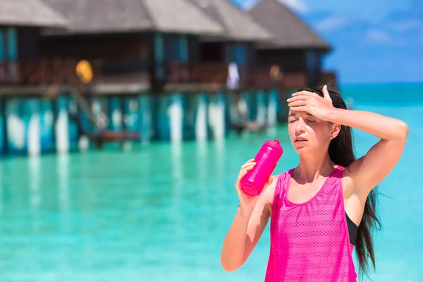 Dopasowanie młoda kobieta na tropikalnej plaży biały w jej sprawny — Zdjęcie stockowe