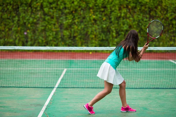 Junge Sportlerin spielt im Tropenurlaub Tennis — Stockfoto