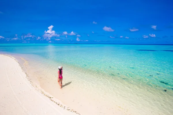 Wanita cantik muda santai di pasir putih pantai tropis — Stok Foto