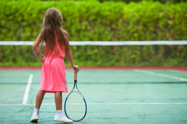 Kleines Mädchen spielt Tennis auf dem Platz — Stockfoto