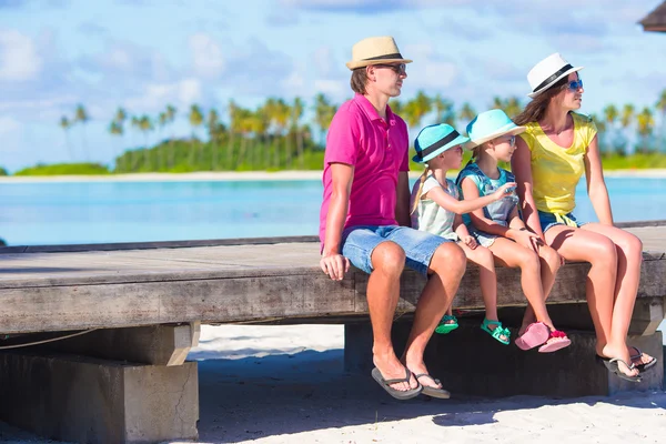Familj på fyra på trä brygga på Maldiverna — Stockfoto