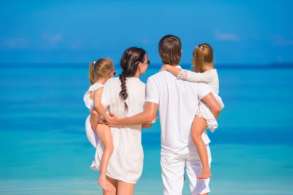 Widok z tyłu młode piękne rodziny na tropikalnej plaży biały — Zdjęcie stockowe
