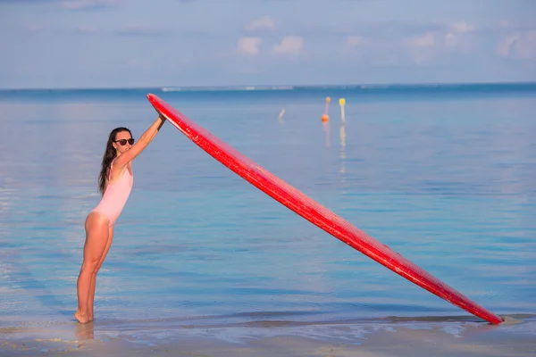 Feliz chica surfista hermosa en la playa con su tabla de surf —  Fotos de Stock