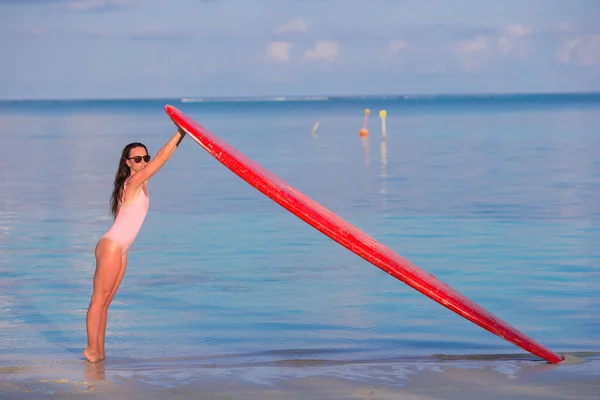 Mutlu güzel sörfçü kız onun surfboard ile sahilde — Stok fotoğraf