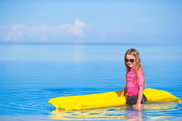 Adorable chica con colchón inflable en piscina al aire libre —  Fotos de Stock
