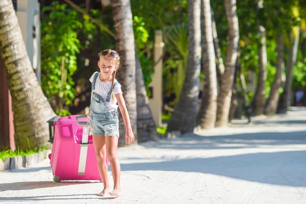 Aranyos kislány nyári vakáció alatt nagy csomagokkal — Stock Fotó