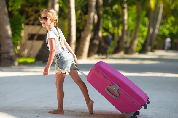 Petite fille adorable avec de gros bagages pendant les vacances d'été — Photo