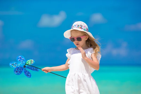Adorabile felice sorridente bambina in cappello in vacanza al mare — Foto Stock