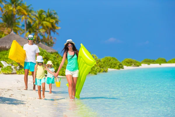 Ung familj på fyra på strandsemester — Stockfoto