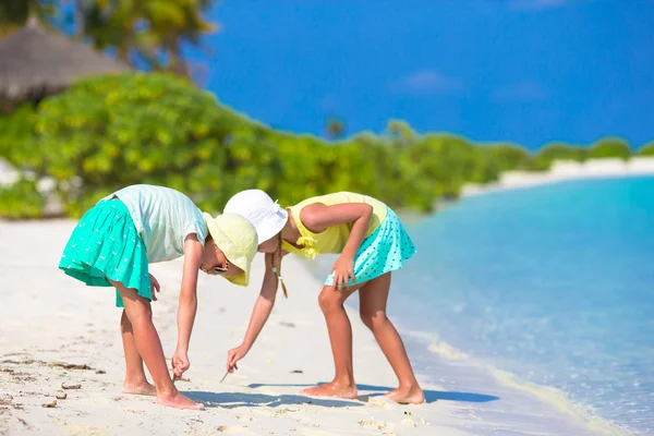 Niñas adorables dibujando en la playa blanca — Foto de Stock