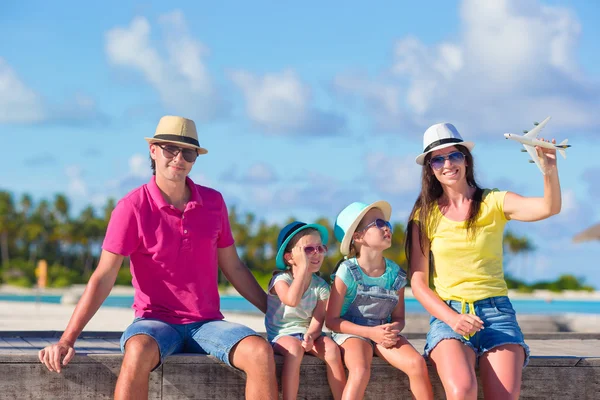 Familienurlaub. Flugzeug in Frauenhand. — Stockfoto