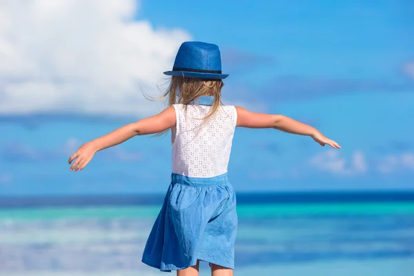Schattig gelukkig lachend meisje in hoed op strandvakantie — Stockfoto
