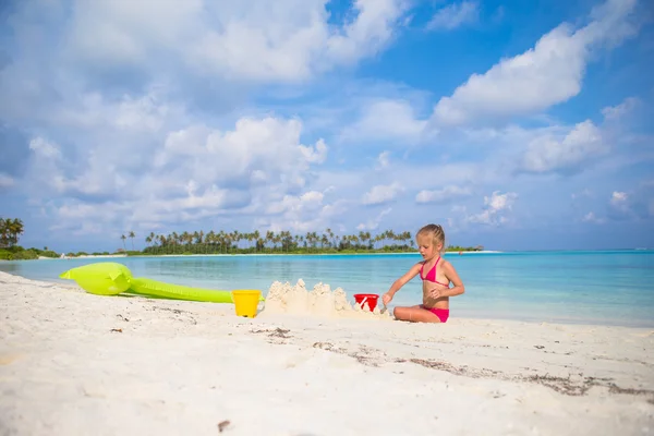 A nyaralás strand játékokat játszó kislány — Stock Fotó