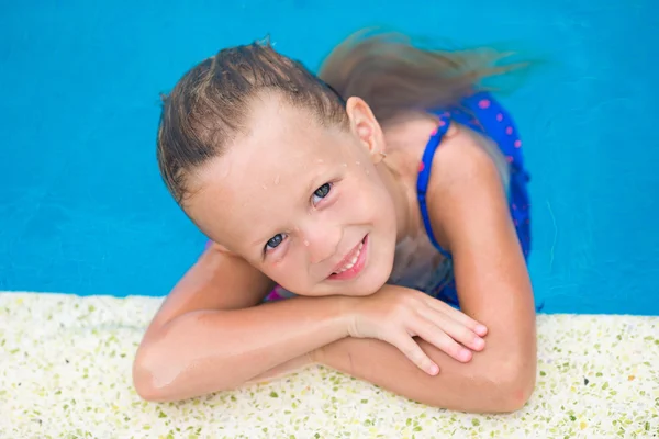 Retrato de sorrir menina bonito feliz na piscina ao ar livre — Fotografia de Stock