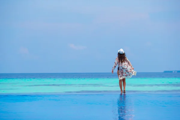 Menina bonita relaxante perto da piscina — Fotografia de Stock