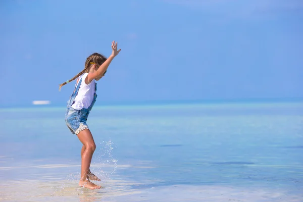 Schattig gelukkig lachend meisje hebben plezier op strandvakantie — Stockfoto