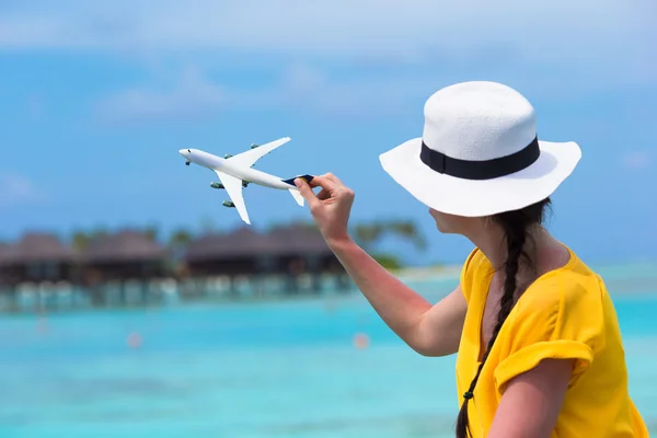 Pequeño avión de juguete blanco en manos de mujer — Foto de Stock