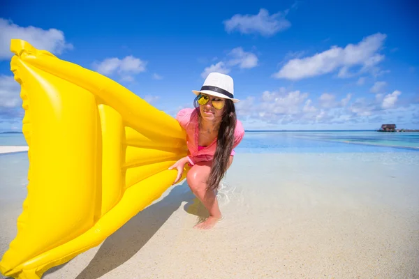 Portret van een jong meisje met plezier met lucht matras in zwembad — Stockfoto