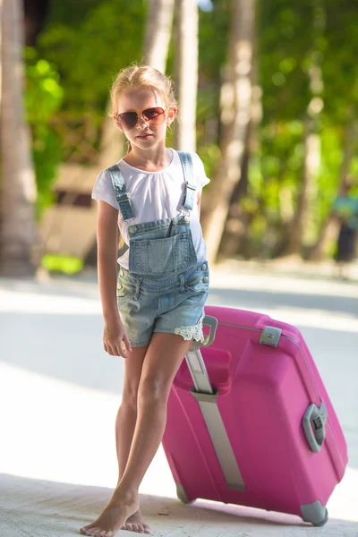 Niña adorable con gran equipaje durante las vacaciones de verano —  Fotos de Stock