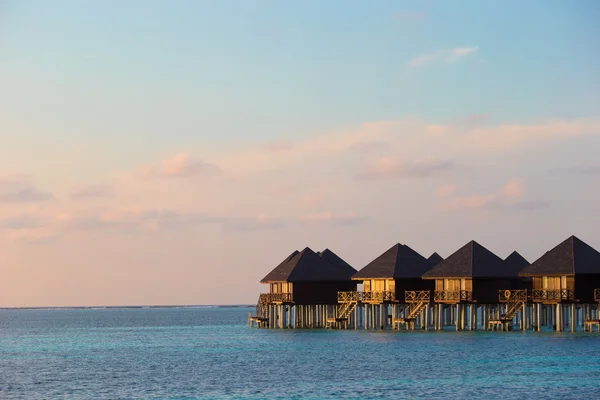 Water villas, bungalows on ideal perfect tropical island — Stock Photo, Image