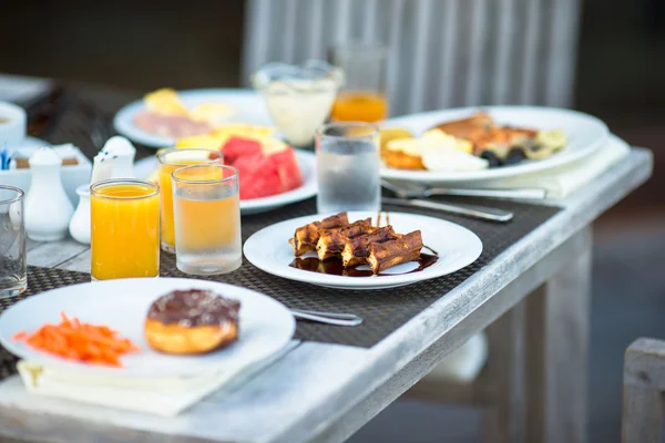 Délicieuses gaufres, gâteaux, café et jus servis pour le petit déjeuner au restaurant de l'hôtel — Photo