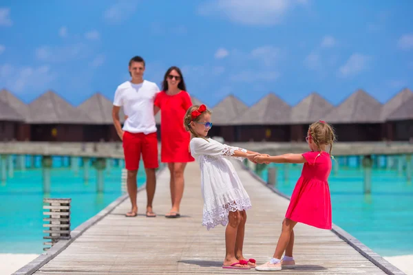 Güzel mutlu aileye sahip eğlenceli ahşap iskelede yaz tatili — Stok fotoğraf
