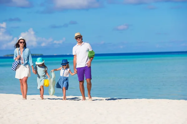 Feliz hermosa familia en la playa blanca durante las vacaciones de verano — Foto de Stock