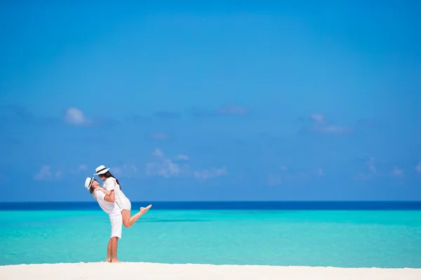 Joven pareja feliz en la playa blanca en las vacaciones de verano — Foto de Stock