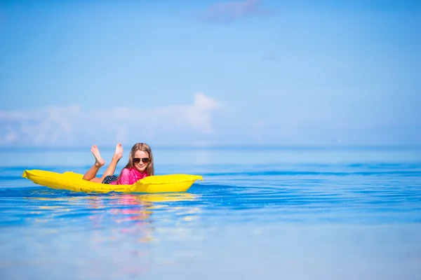 Adorable chica con colchón de aire inflable en piscina al aire libre — Foto de Stock