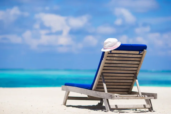 Cadeiras de lounge com chapéu na praia tropical nas Maldivas — Fotografia de Stock