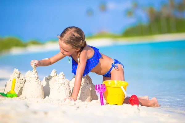 สาวน้อยที่น่ารัก เล่นกับของเล่นชายหาด ระหว่างวันหยุดในเขตร้อน — ภาพถ่ายสต็อก