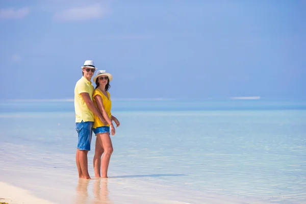 Junges glückliches Paar während eines tropischen Strandurlaubs — Stockfoto