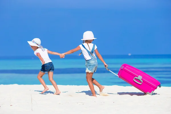 Niñas adorables con gran maleta en la playa tropical blanca durante las vacaciones de verano —  Fotos de Stock