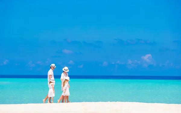 Krásná tropická pláž krajina s rodinou v bílém těší letní dovolenou — Stock fotografie