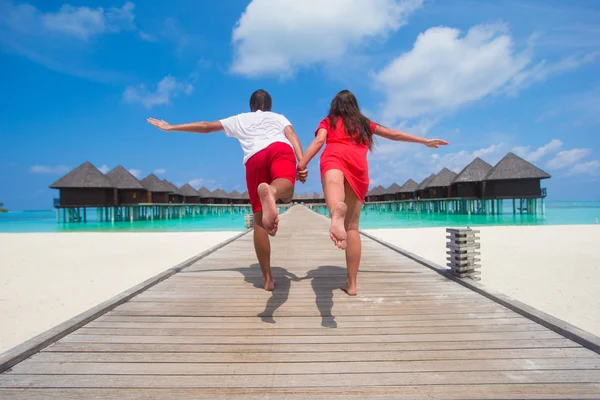 Cuplu tânăr pe plaja tropicală jetty la insula perfectă — Fotografie, imagine de stoc