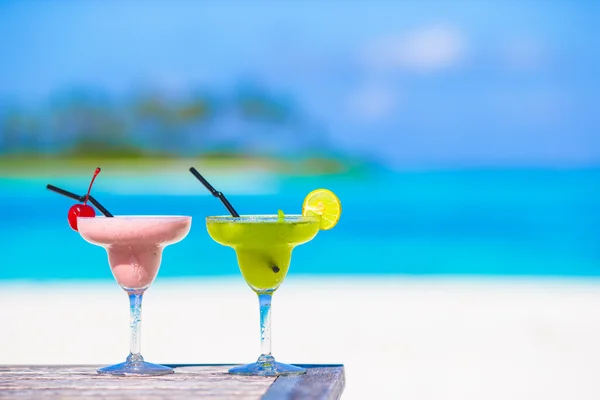 Two tasty cocktails on tropical white beach — Stock Photo, Image