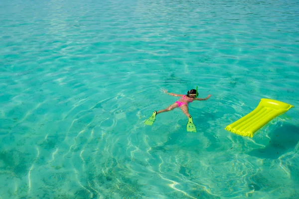 年轻女孩度假浮潜在热带水 — 图库照片