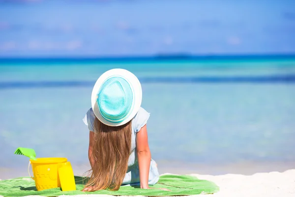 Cute girl in hat at beach during summer vacation — Stock Photo, Image