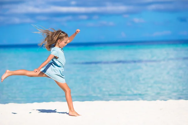 Αξιολάτρευτο κοριτσάκι κατά τη διάρκεια διακοπών παραλία διασκεδάζοντας — Φωτογραφία Αρχείου